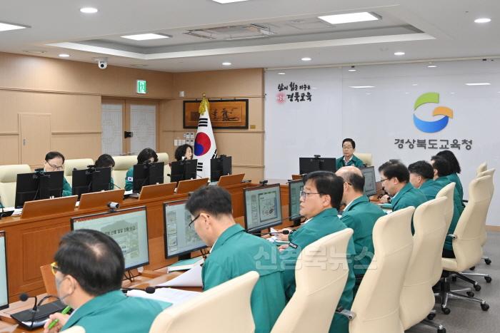 [크기변환]1.경북교육청, 산불 피해 지역 신속 복구 종합 대책 발표(3월 31일부터 4월 13일까지. 2주간 ‘산불 피해 지역 신속 복구 기간’ 운영)(종합대책을 발표하고 있는 임종식 교육감)_03.jpg