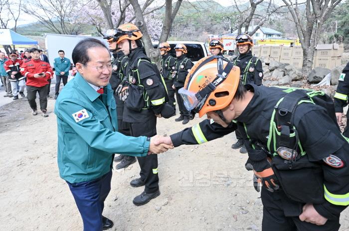 [크기변환][붙임]_홍준표_대구광역시장_달성군_함박산_산불현장_방문_1.jpg