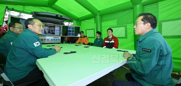 [크기변환][붙임]_홍준표_대구광역시장_달성군_함박산_산불현장_방문_5.jpg