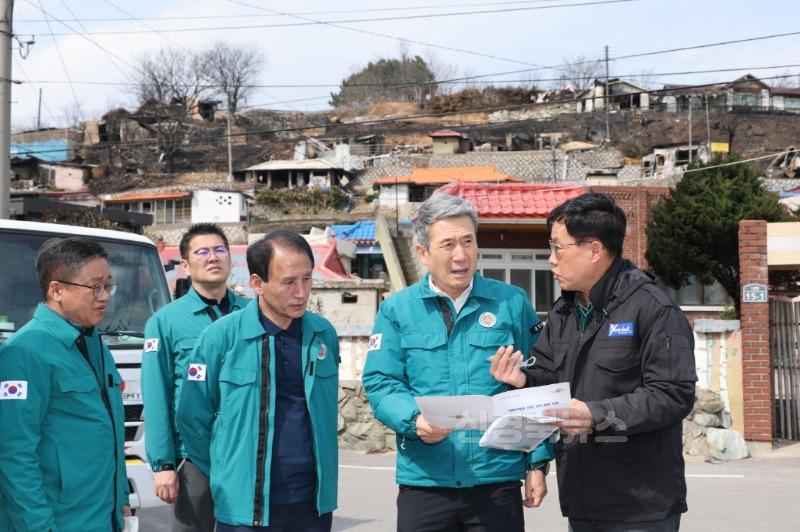 250330 위기 속 단단해진 인연…이강덕 시장, 산불 피해 영덕·청송군 현장 방문4(영덕 노물리).jpg
