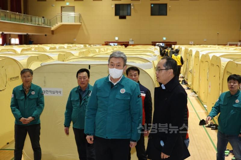 250330 위기 속 단단해진 인연…이강덕 시장, 산불 피해 영덕·청송군 현장 방문2(영덕).jpg