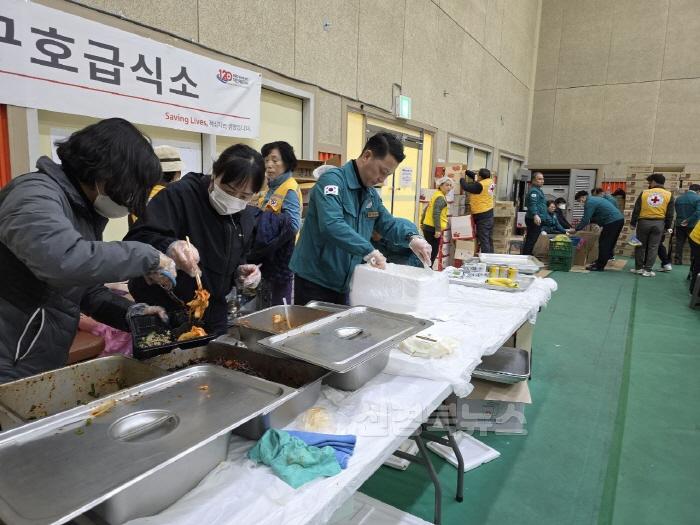 [크기변환](예천군)예천군의회, 안동 산불 피해 이재민 대피소 찾아 (2).jpg