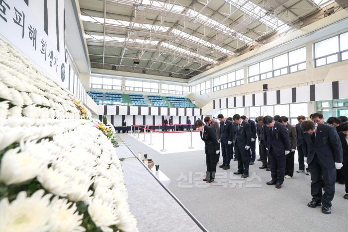 [크기변환]강은희 교육감, 합동분향소 찾아 산불 희생자 추모-1.jpg