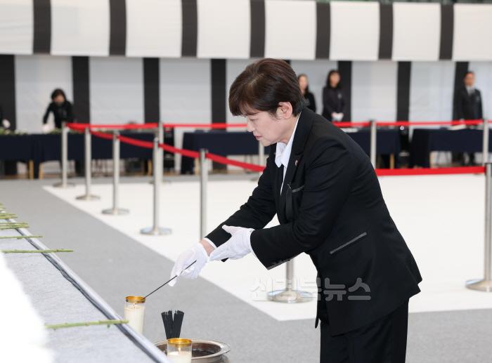 [크기변환]강은희 교육감, 합동분향소 찾아 산불 희생자 추모-3.jpg