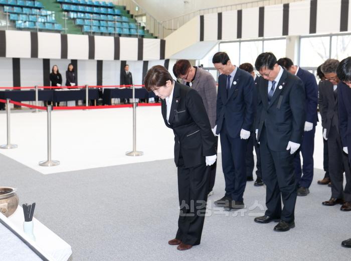 [크기변환]강은희 교육감, 합동분향소 찾아 산불 희생자 추모-2.jpg
