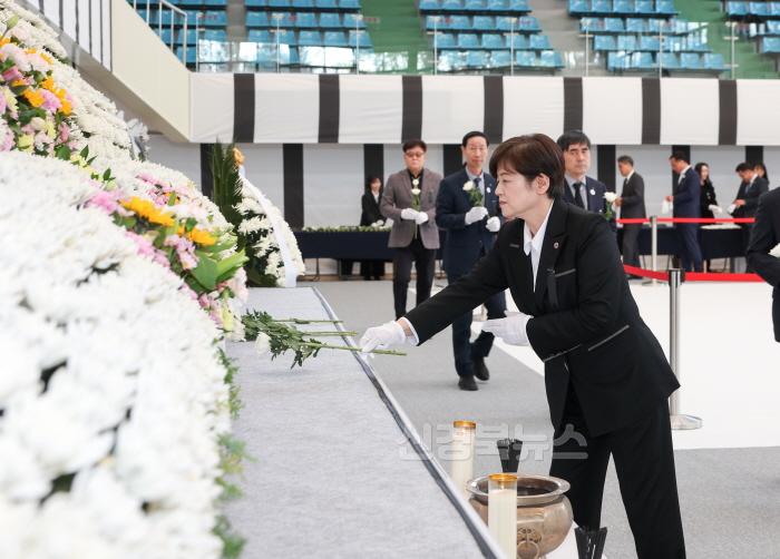 [크기변환]강은희 교육감, 합동분향소 찾아 산불 희생자 추모-4.jpg