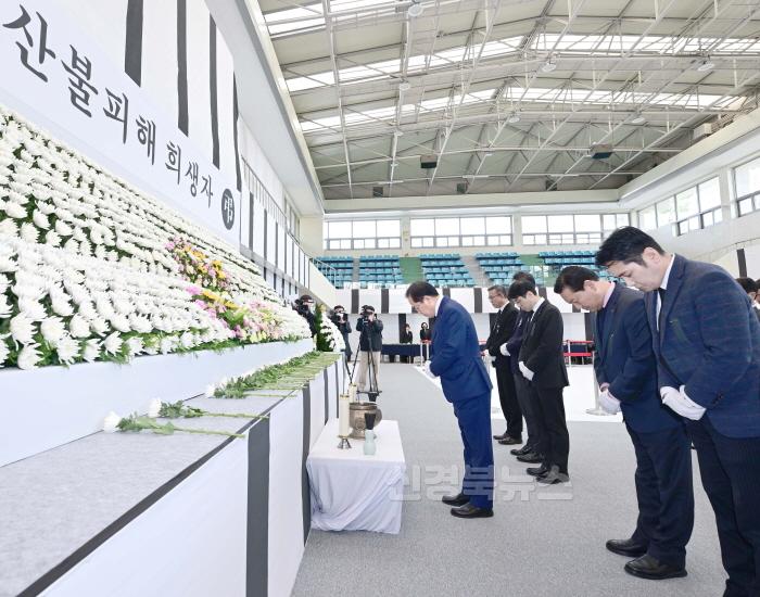 [크기변환][붙임]_20250331_영남권_산불피해_희생자_합동분향소_조문(안병근올림픽기념유도관)_1.jpg