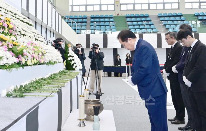 [크기변환][붙임]_20250331_영남권_산불피해_희생자_합동분향소_조문(안병근올림픽기념유도관)_2.jpg