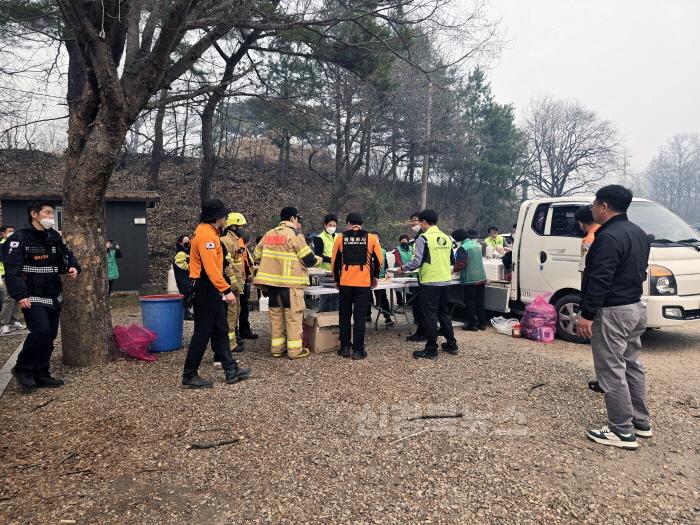 [크기변환]0401 안동시 산불피해 속 빛난 시민들.jpg