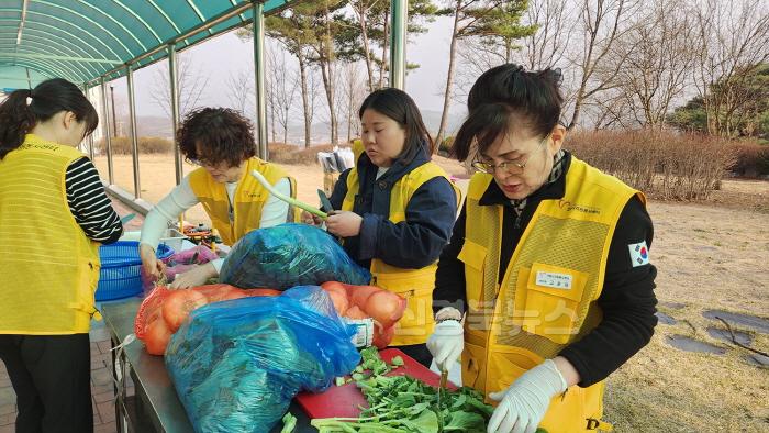 [크기변환]0402 안동 산불피해에 각계각층에서 급식 지원 및 자원봉사자 손길 이어져 (1).jpg