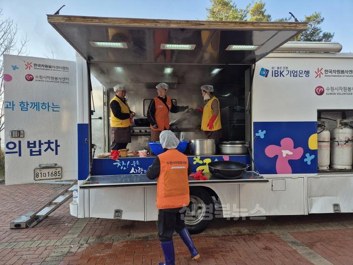 [크기변환]0402 안동 산불피해에 각계각층에서 급식 지원 및 자원봉사자 손길 이어져 (3).jpg