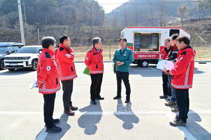 [크기변환]250403보도자료(청송군, 산림청장 방문 산불피해 복구 대책 논의) (1).jpg