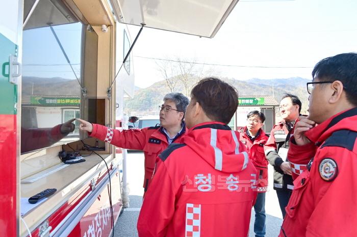 [크기변환]250403보도자료(청송군  산림청장 방문 산불피해 복구 대책 논의) (3).jpg