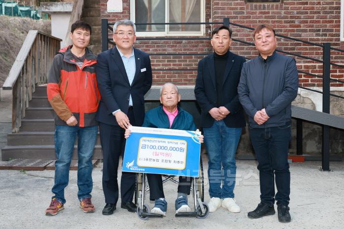 [크기변환](예천군)최종민 (전)용문농협 조합장, 예천군 지역인재를 위한 장학기금 1억원 기탁 (3).JPG