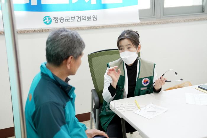 [크기변환]250404보도자료(청송군, 산불 피해 주민들에게 힘이 되는 의료지원의 손길[서울시 의사회 의료봉사]) (2).JPG