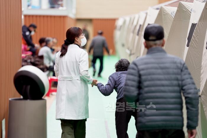 [크기변환]250404보도자료(청송군, 산불 피해 주민들에게 힘이 되는 의료지원의 손길[보건의료원 의료지원]) (2).JPG