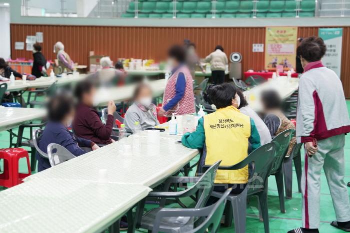 [크기변환]250404보도자료(청송군, 산불 피해 주민들에게 힘이 되는 의료지원의 손길[재난심리상담실 운영]) (2).JPG