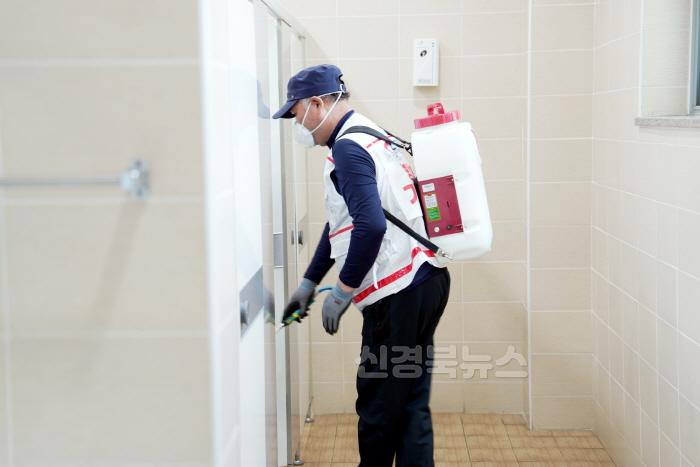 [크기변환]250404보도자료(청송군, 산불 피해 주민들에게 힘이 되는 의료지원의 손길[대피시설 방역]) (1).JPG