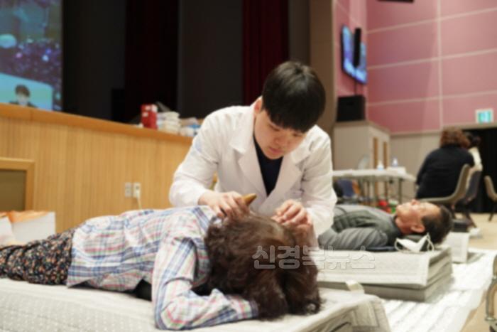 [크기변환]250404보도자료(청송군, 산불 피해 주민들에게 힘이 되는 의료지원의 손길[한방의료봉사]) (2).JPG