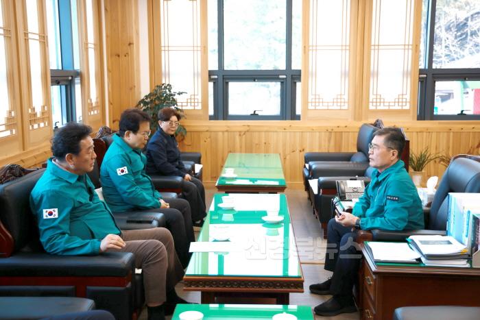 [크기변환]250404보도자료(청송군의회, 산불 피해 복구 위한 실질적 지원 논의-경주시의회).JPG