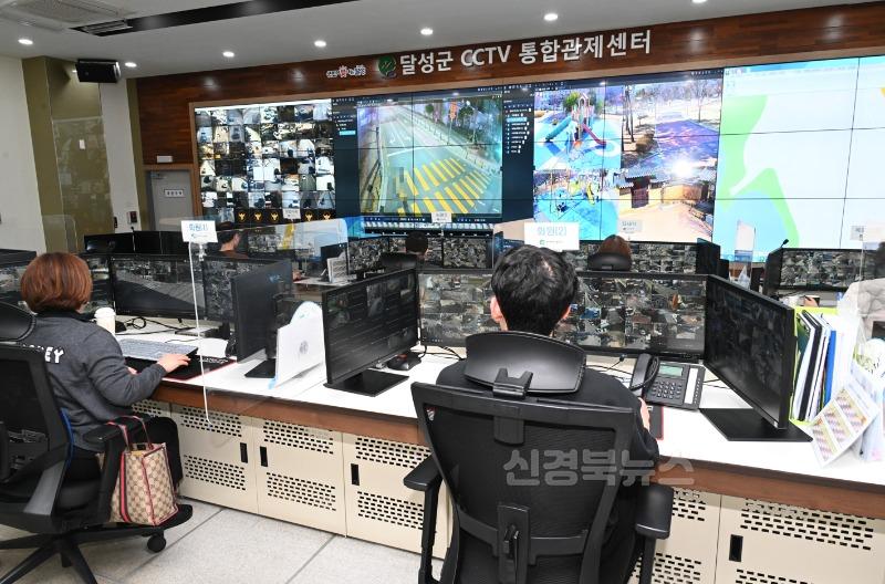 2025년 04월 4일_달성군, 생활방범용 CCTV 설치에 4억65백만 원 투입! 사진(CCTV관제센터).jpg