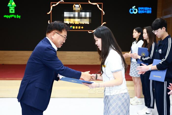 [크기변환]명품 교육도시 시스템구축(지난 2024년 울진사랑장학금 전달식)2.jpg