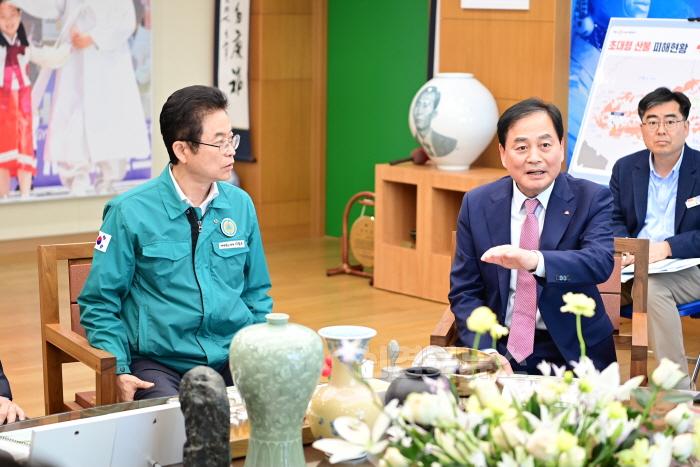[크기변환]배낙호 김천시장, 경북도청 방문 ‘세일즈 소통 행정’ 펼쳐-기획예산실(사진1).jpg