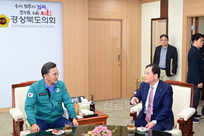 [크기변환]배낙호 김천시장, 경북도청 방문 ‘세일즈 소통 행정’ 펼쳐-기획예산실(사진4).jpg