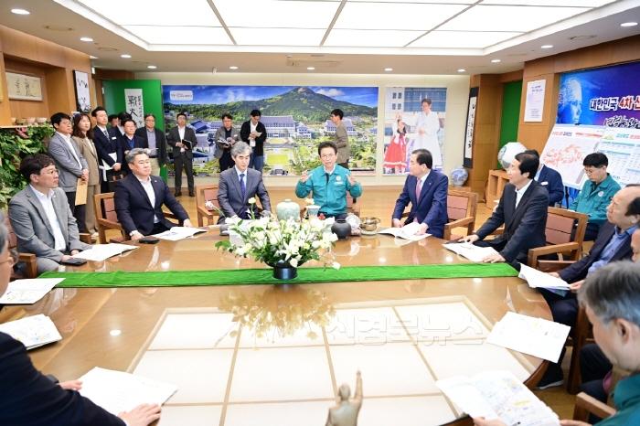 [크기변환]배낙호 김천시장, 경북도청 방문 ‘세일즈 소통 행정’ 펼쳐-기획예산실(사진9).jpg