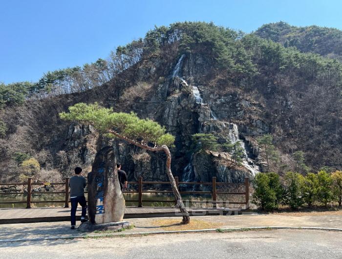 [크기변환]영주-1 영주시 평은면 용혈폭포, 봄의 청량함을 선사하다(용혈폭포 사진).jpg