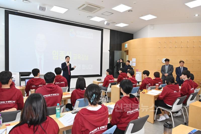(추가)1.임종식 경북교육감, 나노융합기술원 현장방문...반도체 전문 인력 양성 현장 격려(학생들을 격려하고 있는 임종식 교육감)_02.jpg