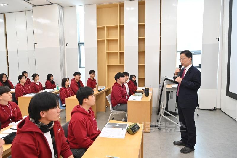 (추가)1.임종식 경북교육감, 나노융합기술원 현장방문...반도체 전문 인력 양성 현장 격려(학생들을 격려하고 있는 임종식 교육감)_01.jpg