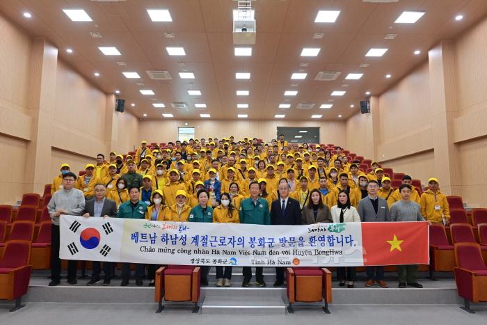 [크기변환]1. 봉화군  베트남 계절근로자 추가 입국 (1).JPG