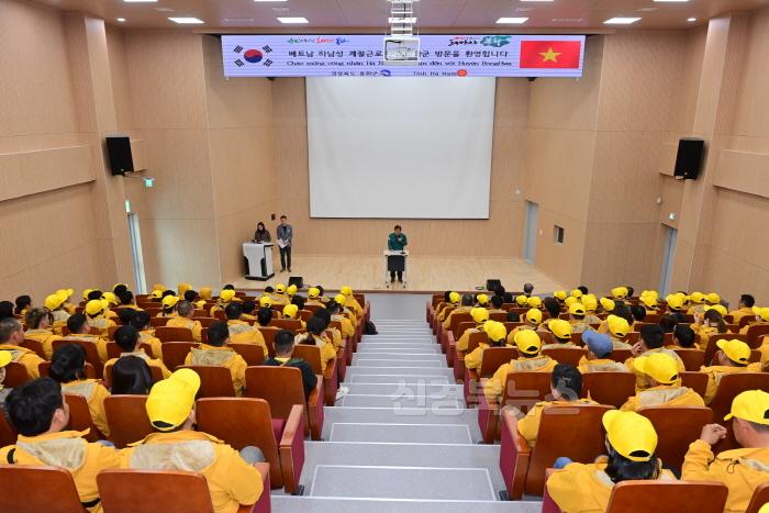 [크기변환]1. 봉화군  베트남 계절근로자 추가 입국 (2).JPG