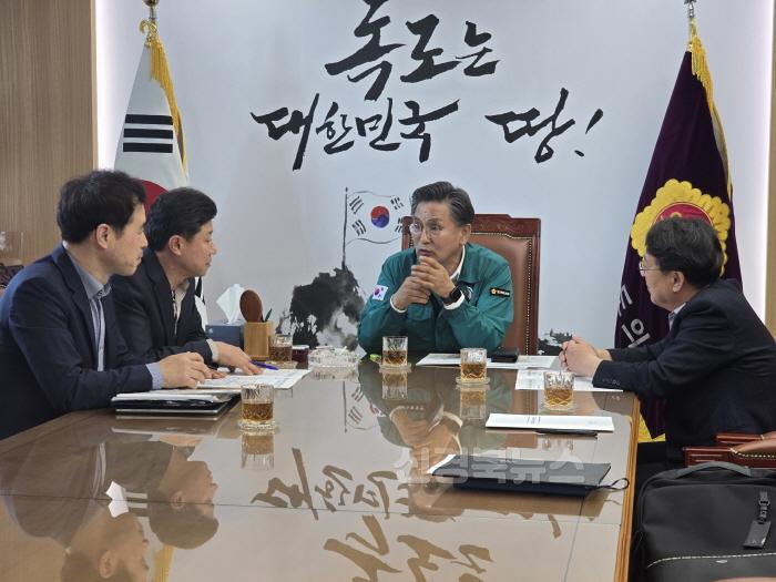 [크기변환]영주-3-1 영주시는 지난 10일 박성만 경북도의장을 만나 영주시 현안사업에 대한 지원을 요청했다.jpg