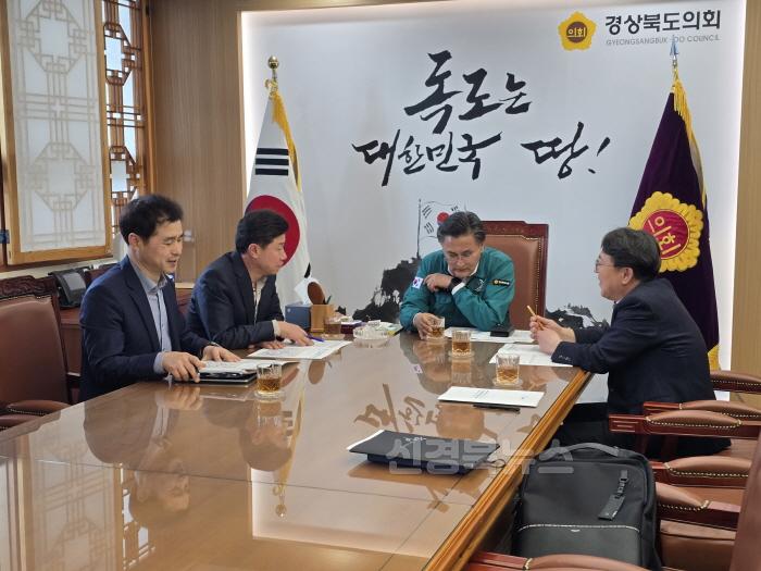 [크기변환]영주-3-2 영주시는 지난 10일 박성만 경북도의장을 만나 영주시 현안사업에 대한 지원을 요청했다.jpg