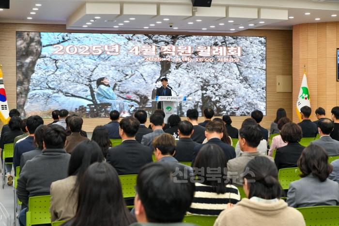 [크기변환]영주-1-5 이재훈 권한대행이 직원월례회에서 공직자들에게 흔들림 없는 시정추진을 위해 공정하고 예측가능한 업무자세로 임해줄 것을 당부하~.jpg