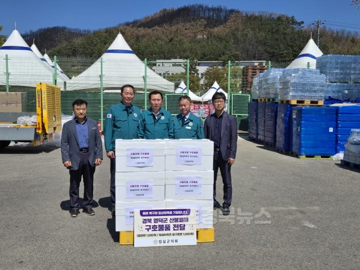 [크기변환]★임실군의회 의장 장종민(왼쪽에서 두 번째), 구호물품 컵라면 1,000개, 요구르트 1,000개 전달.jpeg
