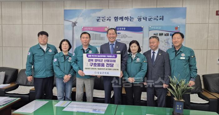 [크기변환]★임실군의회 의장 장종민(왼쪽에서 네 번째), 구호물품 컵라면 1,000개, 요구르트 1,000개 전달.jpeg