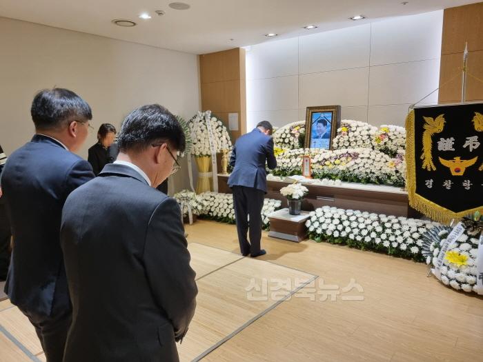 [크기변환]배광식 북구청장 서변동 산불진화 헬기조종사 빈소 조문2.jpg