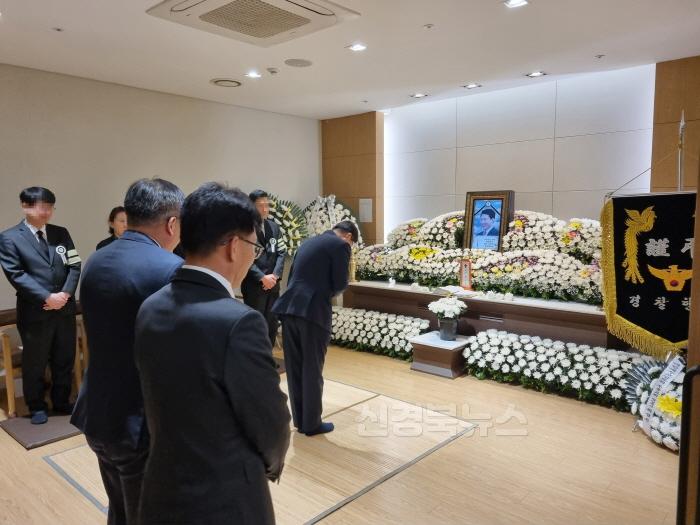 [크기변환]배광식 북구청장 서변동 산불진화 헬기조종사 빈소 조문1.jpg