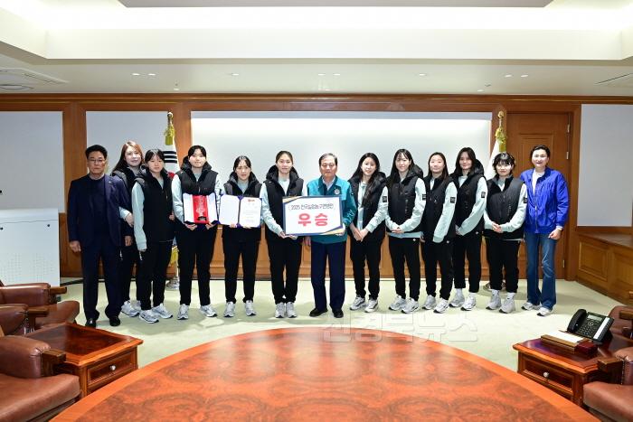 [크기변환]김천시청 여자농구단, 2025년 첫 대회 우승-스포츠산업과(사진1).jpg