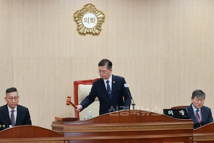 [크기변환]250414 청송군의회, 제279회 임시회 개최 (3).JPG