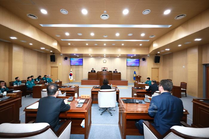 [크기변환]250414 청송군의회, 제279회 임시회 개최 (1).JPG