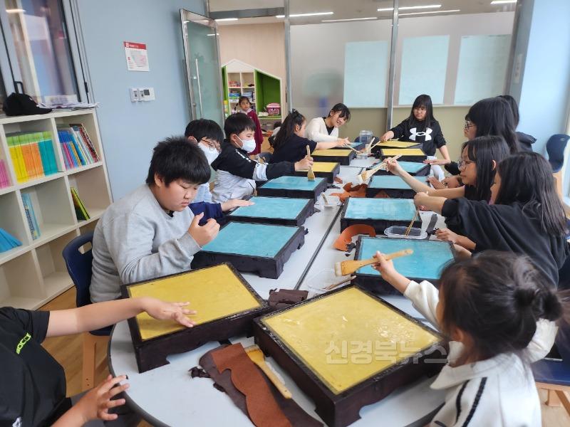 7-3 사진(영양군,다문화가족자녀한지공예체험프로그램시행).jpg