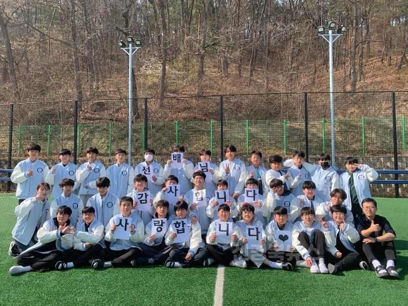 [대창중] 선배의 후배 사랑, 신입생에게 학교 잠바 지원  (2).jpg