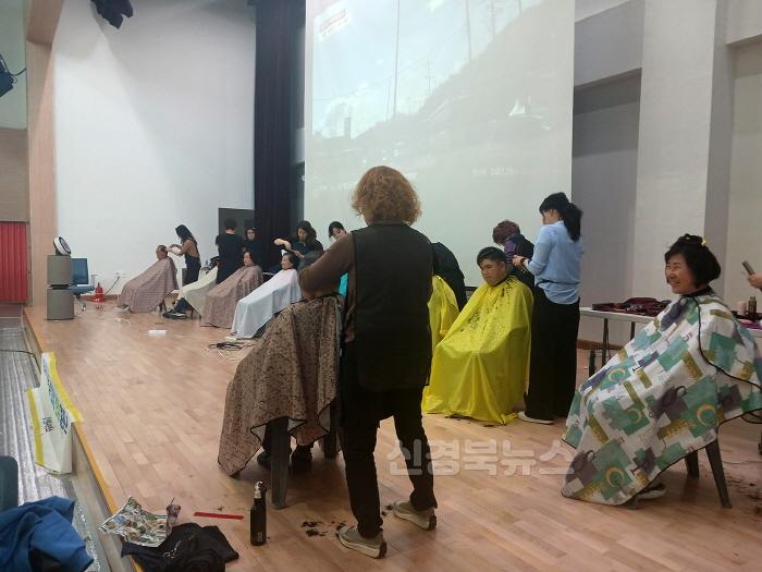 [크기변환]0416 안동시  산불피해주민 대상 미용봉사 실시 (2).jpg