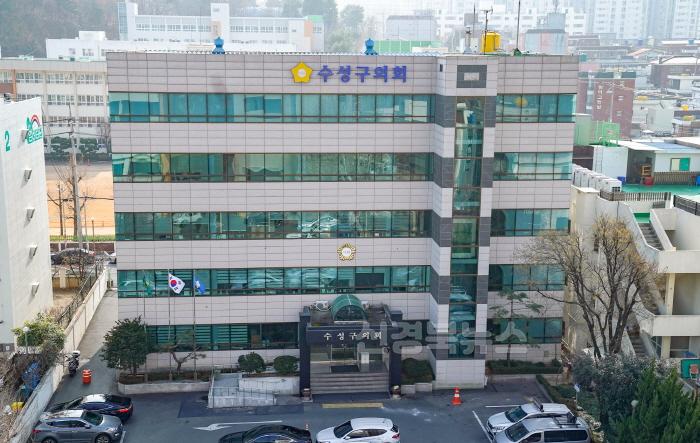 [크기변환]수성구의회, 영남권 산불피해지역 성금 기탁(사진자료).jpg