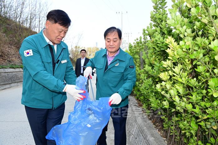 [크기변환]배낙호 김천시장과 카포스  함께 구석구석 깨끗하게!-교통행정과(사진4).jpg