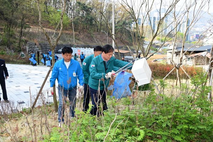 [크기변환]배낙호 김천시장과 카포스  함께 구석구석 깨끗하게!-교통행정과(사진3).jpg